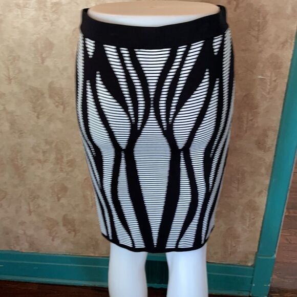 *Bebe* SEXY CLASSY Sz M EUC body on Viscose Sweater Skirt - Picture 7 of 9